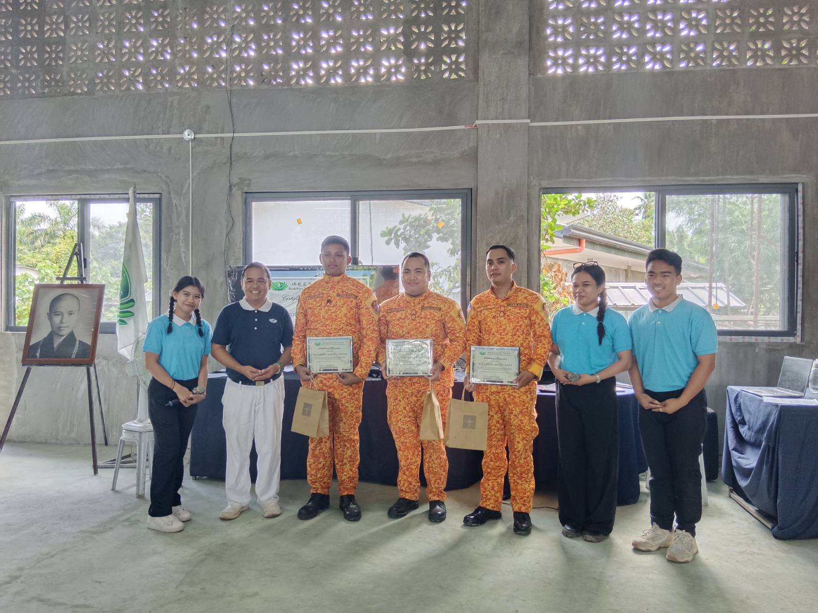 Bureau of Fire Protection Palo officers FO3 Marrion Jeordan Pedrosa, FO1 Leigh Aljon Co, and FO1 Rainier Cyril Pelingon receive certificates of recognition for conducting a lecture and simulated fire emergency scenario for Tzu Chi Palo’s sixth Humanity Class. 【Photo by Tzu Chi Palo】
