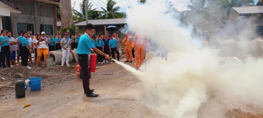 Bureau of Fire Prevention Palo officers conduct a simulated fire emergency scenario that gave Tzu Chi scholars and Great Love villagers hands-on experience on how to put out a fire. 【Photo by Tzu Chi Palo】