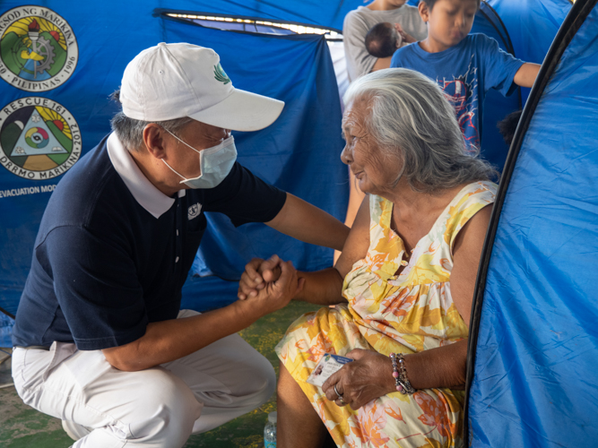 In the face of disaster, volunteers give residents reason to smile. 【Photo by Matt Serrano】