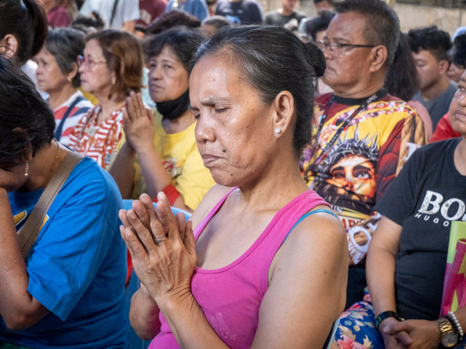 Beneficiaries join the Tzu Chi volunteers in prayer during the relief operations. 【Photo by Matt Serrano】