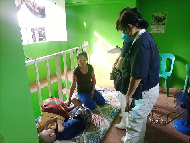 During a home visit, Tzu Chi volunteers document Prince Galban’s struggles with Pott disease or tuberculosis of the spine. Symptoms include difficulty moving and large abscesses on his chest, back, and leg. 