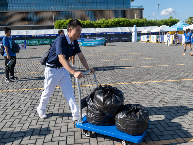 As advocacy partner of Runrio’s Galaxy Watch Earth Day Run, Tzu Chi volunteers set up trash bins in the area for runners to properly dispose of their garbage. The trash was later collected and brought to Tzu Chi’s recycling station. 【Photo by Matt Serrano】