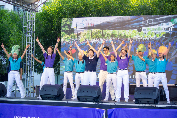 Before the awarding of the fastest runners, Tzu Chi volunteers went on stage to perform the Veggie Song, with volunteer Kinlon Fan hosting and singing and other volunteers signing the song. 【Photo by Matt Serrano】