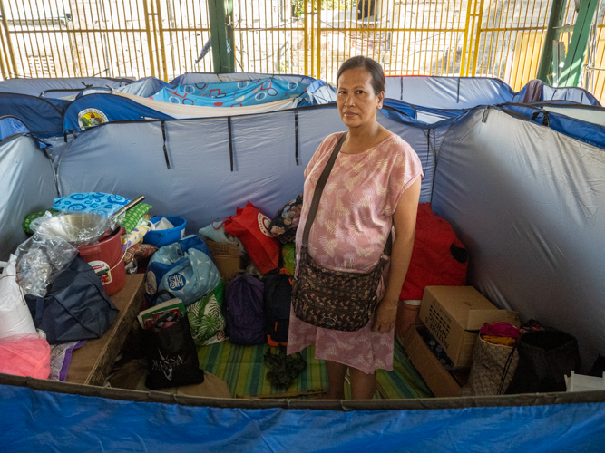 Veronica Soriano is surrounded by her possessions after the February 18 fire: some clothes and various donated goods. 【Photo by Matt Serrano】