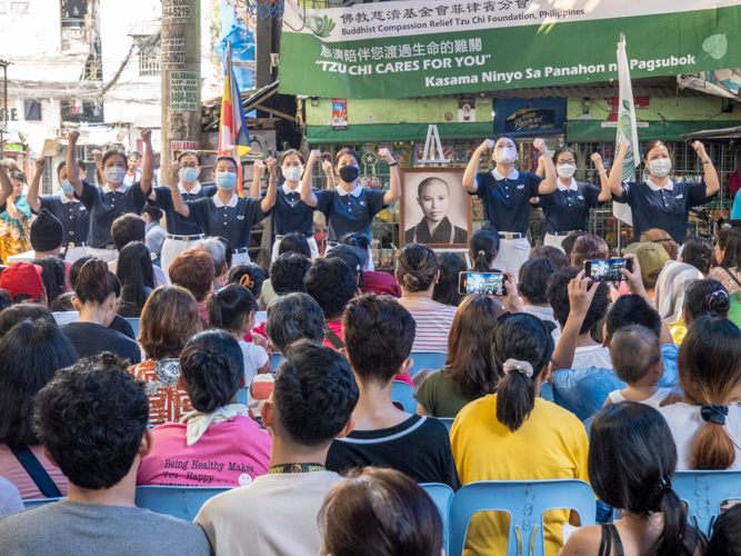 Tzu Chi volunteers show a sign language performance to give the beneficiaries strength during these difficult times. 【Photo by Matt Serrano】