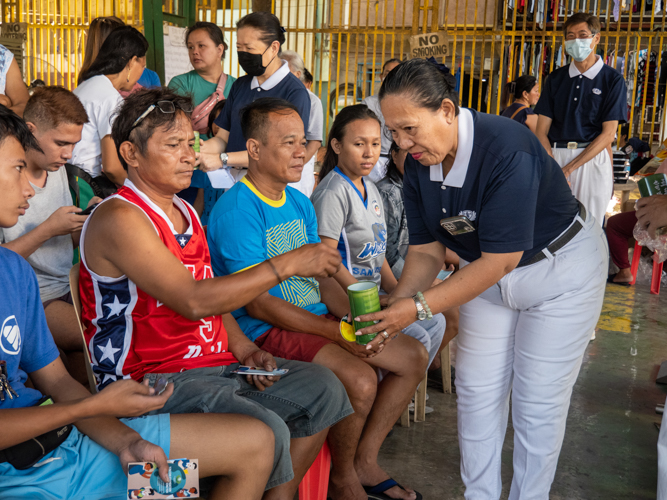 After receiving help, Tumana’s fire victims have the chance to help others by donating to Tzu Chi’s coin banks. 【Photo by Matt Serrano】