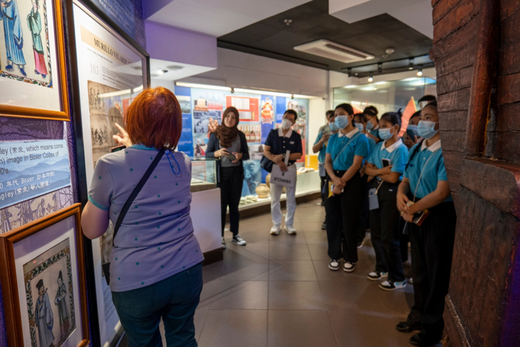 Tour guides discuss the relevant contributions of Chinese in various aspects of Philippine life. 【Photo by Matt Serrano】