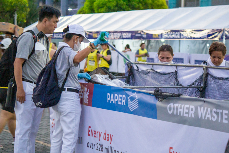 As advocacy partner of Runrio’s Galaxy Watch Earth Day Run, Tzu Chi volunteers set up trash bins in the area for runners to properly dispose of their garbage. The trash was later collected and brought to Tzu Chi’s recycling station. 【Photo by Matt Serrano】