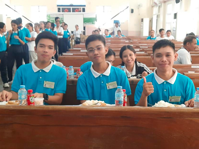 Tzu Chi Bicol scholars have their fill of noodles, spring roll, and other vegetarian treats at a Christmas party. 【Photo by Tzu Chi Bicol】