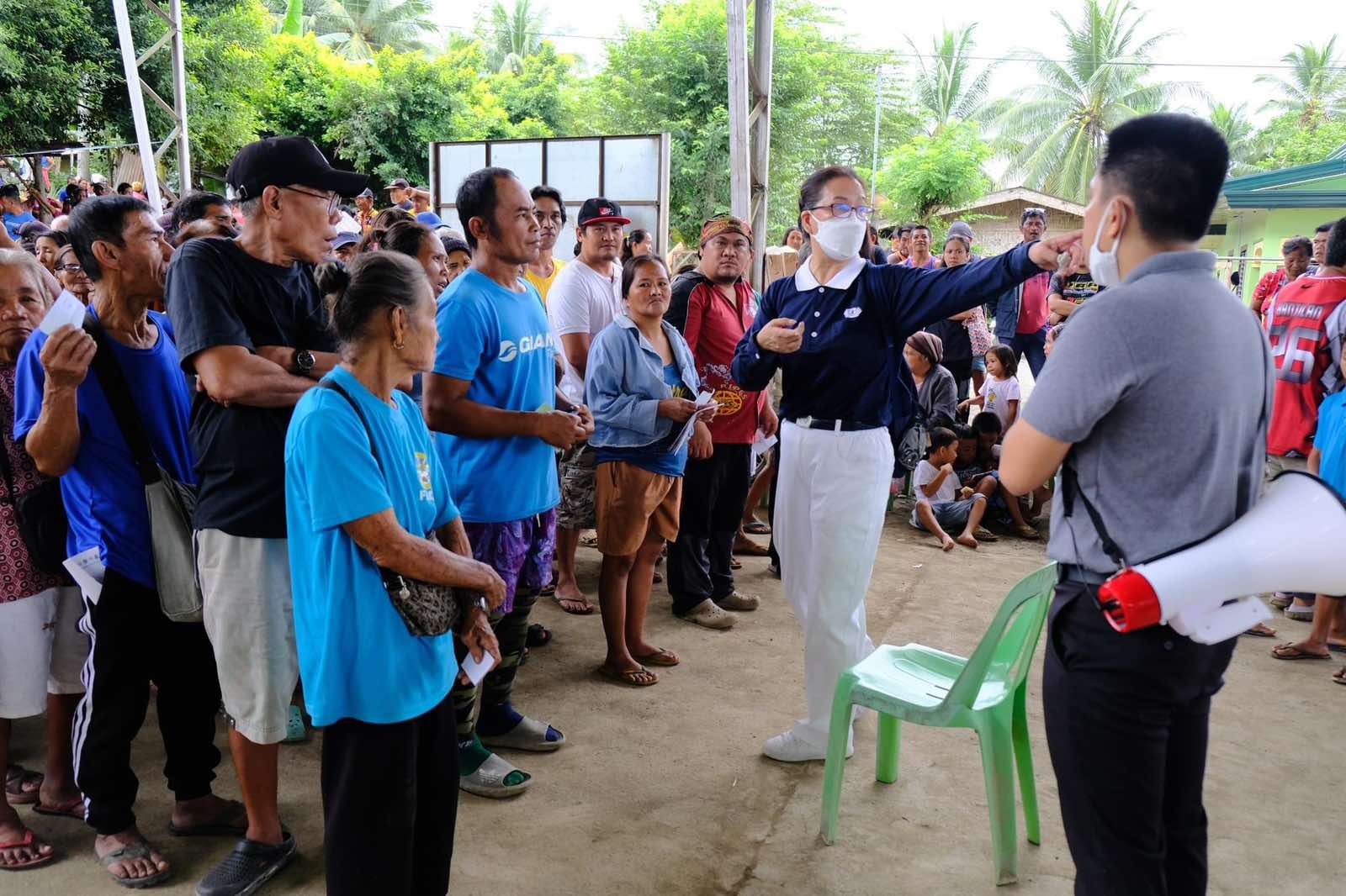 Tzu Chi Commissioner, Sis. Michelle Hsu and the Social Welfare Officer, Mr. Tantoy, are assigned to crowd control.【Photo by Tzu Chi Davao】