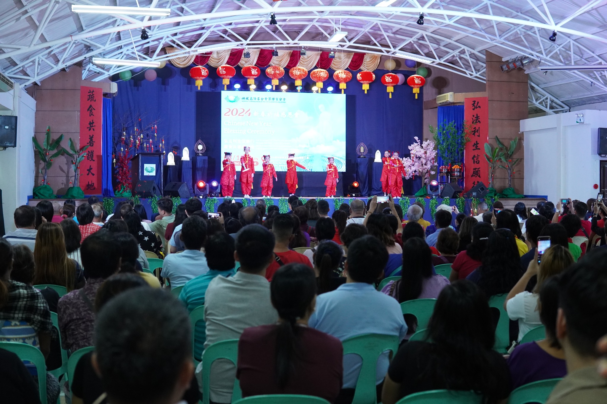 The cute kids of the Philippine Academy of Sakya-Davao perform a fan dance.【Photo by Tzu Chi Davao】