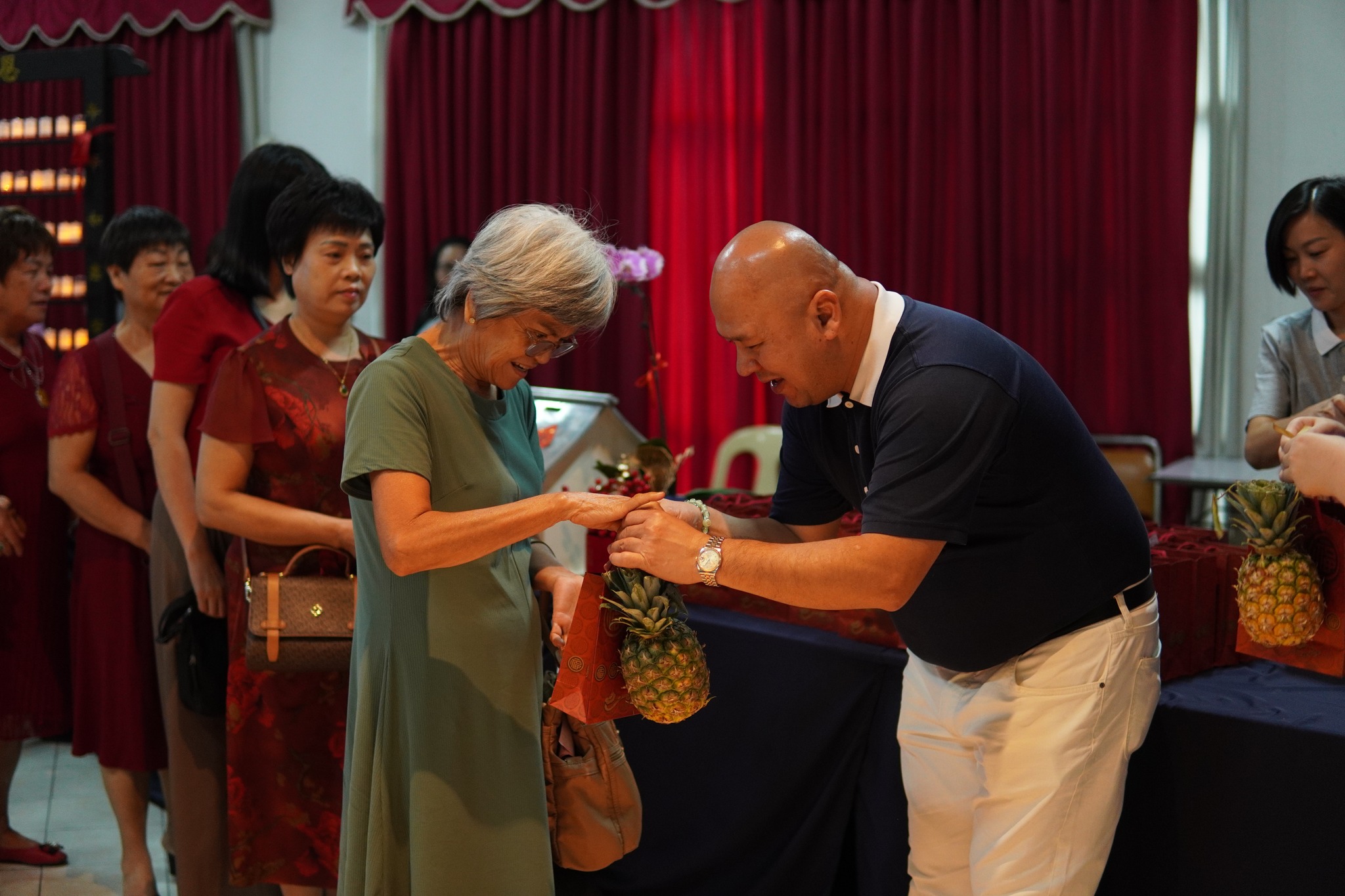 Tzu Chi Commissioner, Bro. Scott Wu assisted in the distribution of gifts to all the attendees.【Photo by Tzu Chi Davao】