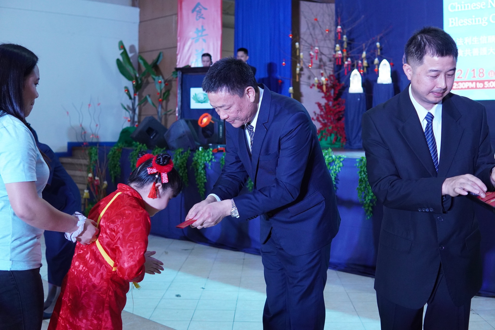Tzu Chi Davao-OIC, Bro. Chua gave an Ang Pao to a pupil from the Philippine Academy of Sakya-Davao.【Photo by Tzu Chi Davao】