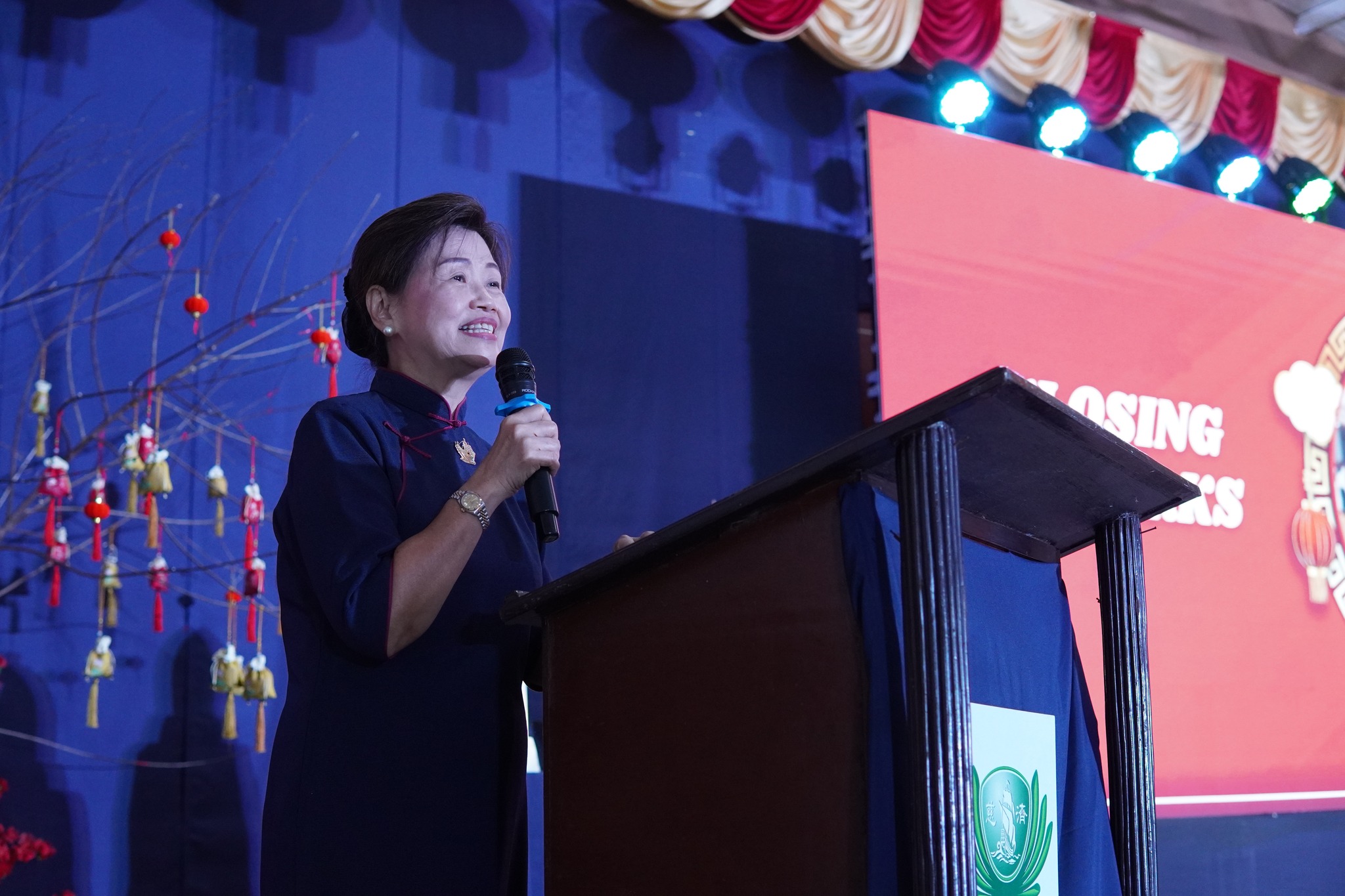 Tzu Chi Commissioner, Sis. Molita Chua was thankful for the jampacked attendance during the ceremony.【Photo by Tzu Chi Davao】