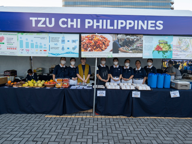 Tzu Chi Philippines was among the exhibitors of Runrio’s Galaxy Watch Earth Day Run. After their respective races, runners visited the booths for fresh fruits, vegetarian sandwiches, clothing made from a composite material of discarded fabric and recycled plastics, and upcycled products like floor mats and stool covers made of excess sports sock materials. 【Photo by Matt Serrano】