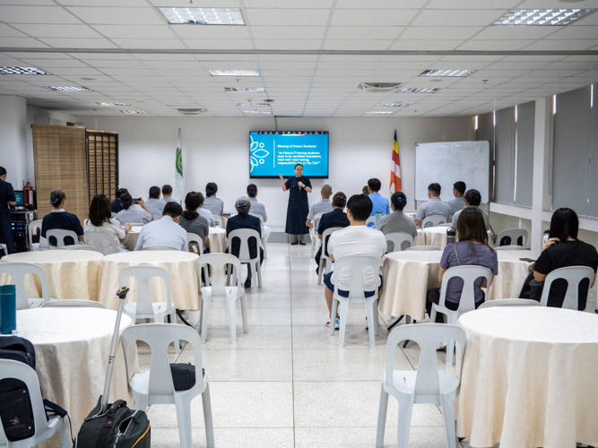 Volunteer training classes took place at the Harmony Hall and Jing Si Auditorium. 【Photo by Matt Serrano】