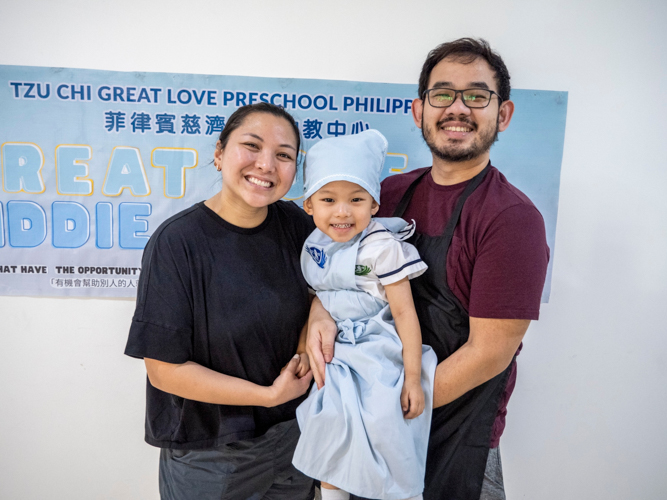 Erin and Ryan supported their son Bryce in his first-ever Kiddie Market experience at Tzu Chi Great Love Preschool Philippines. 【Photo by Matt Serrano】