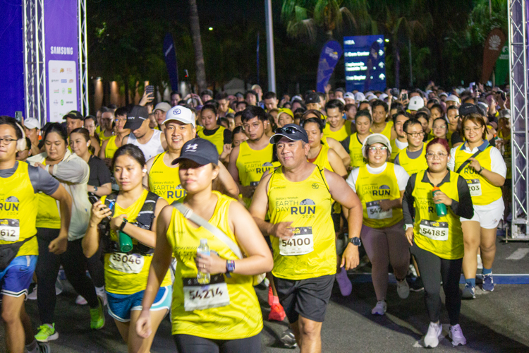 This year’s Galaxy Watch Earth Day Run saw 10,000 runners—including celebrities Donnie Pangilinan and Gardo Versoza and over 60 Tzu Chi volunteers—sign up for the 21K, 10K, and 5K categories. Organized by Runrio, the annual run was held at the SM Mall of Asia concert grounds on April 21. 【Photo by Matt Serrano】