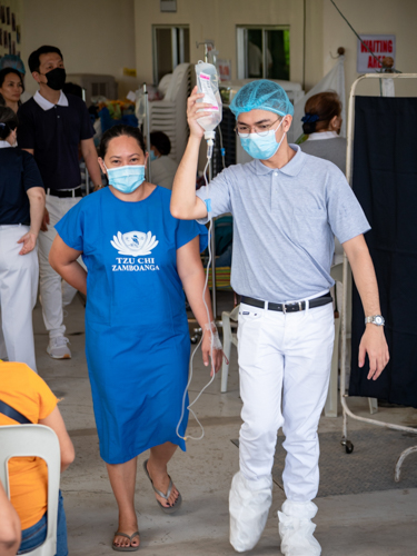 Coverages, like medical missions organized by Tzu Chi all over the country, inspired staff writer Ben Baquilod (right) to do more than write stories about the beneficiaries he meets. 【Photo by Daniel Lazar】