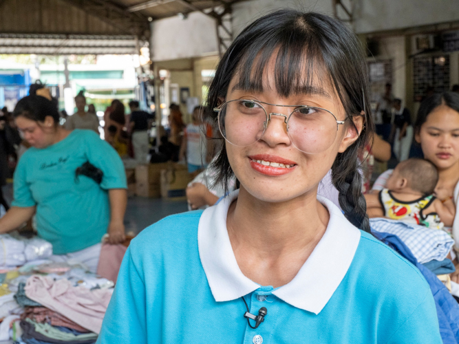 Ma. Vera Clarisse Santos, a 22-year-old Tzu Chi Scholar, finds an opportunity for growth as she participates in the bazaar. “This activity is very important in helping us towards the future, when we are already working.” 【Photo by Matt Serrano】