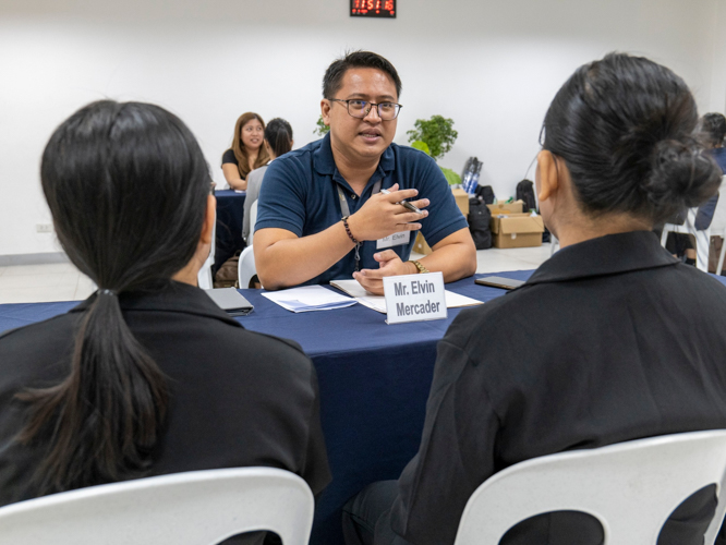 Elvin Mercader, a Tzu Chi Scholar and now a professional, shares important pointers to scholars in how to do well in their job interviews. 【Photo by Matt Serrano】