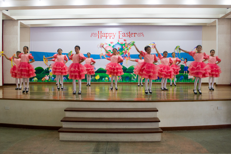 Students showcase a festive Irish dance performance. 【Photo by Matt Serrano】