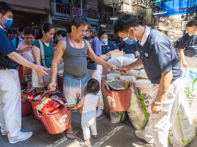 Fire victims received rice, kitchen and cooking essentials, and other basic goods. 【Photo by Matt Serrano】