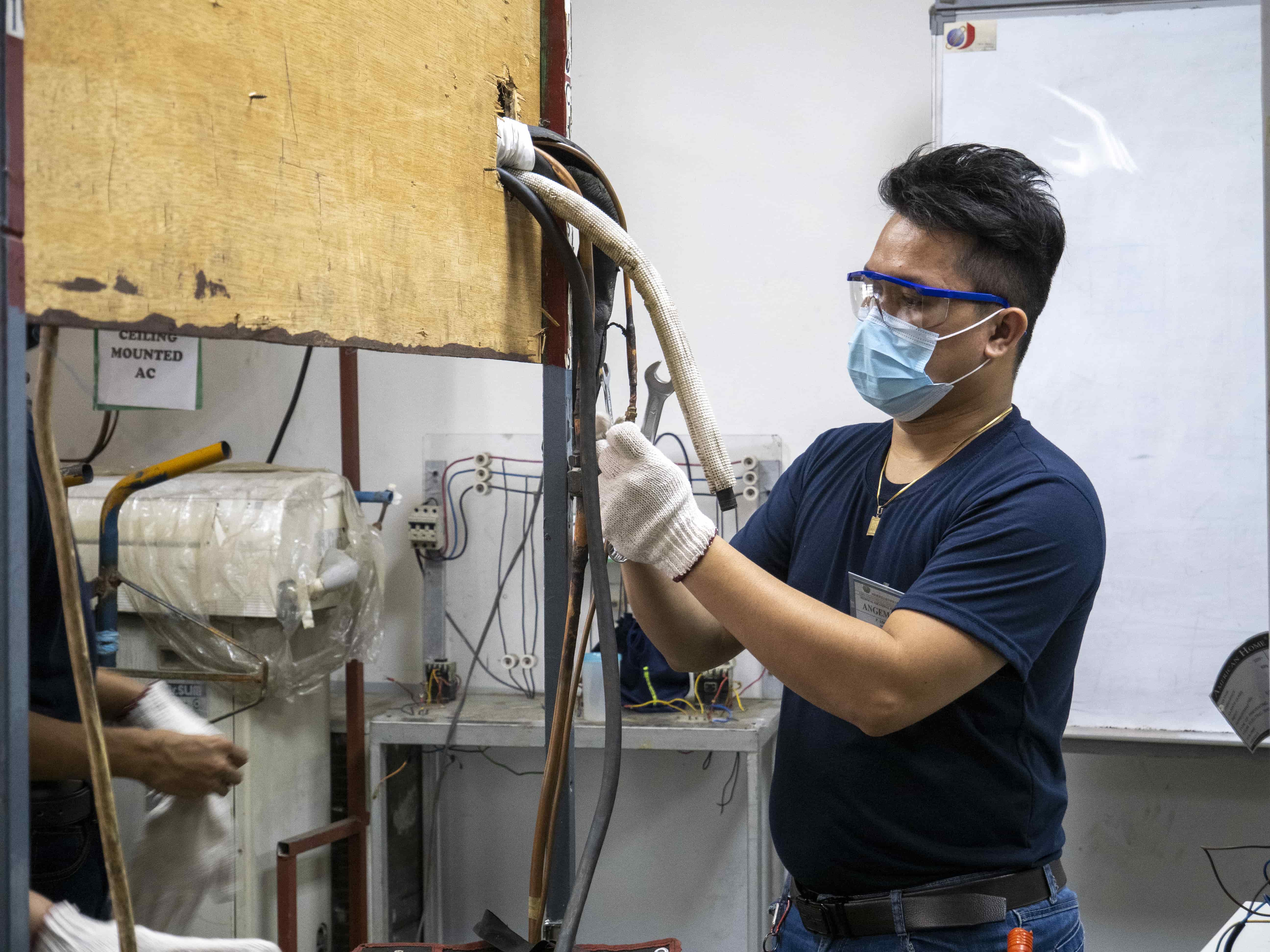 Before he was awarded a Tzu Chi Technical-Vocational scholarship, Angemar Abot had no knowledge or skills in refrigerator and air-conditioning repair and maintenance. 【Photo by Matt Serrano】