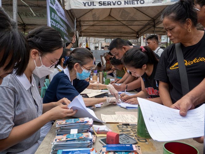 Fire victim beneficiaries wait for their turn as volunteers verify their names on a list.【Photo by Matt Serrano】