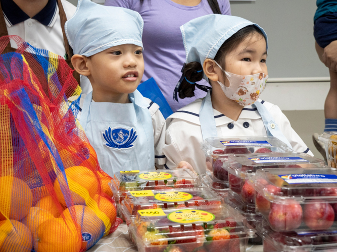 In addition to developing children’s communication and fine motor skills, the Kiddie Market nurtures students’ empathy, kindness, and generosity at a very young age. 【Photo by Matt Serrano】