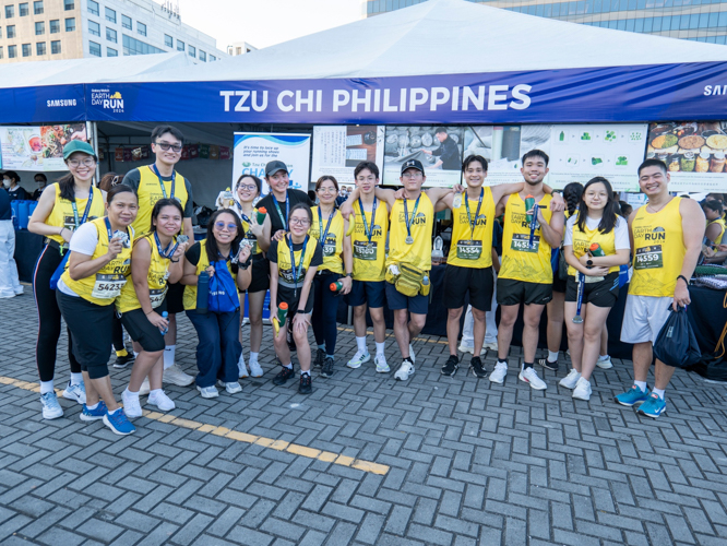 Over 60 Tzu Chi volunteers participated in this year’s Galaxy Watch Earth Day Run organized by Runrio. Here, some of them proudly display their finisher medals. 【Photo by Matt Serrano】