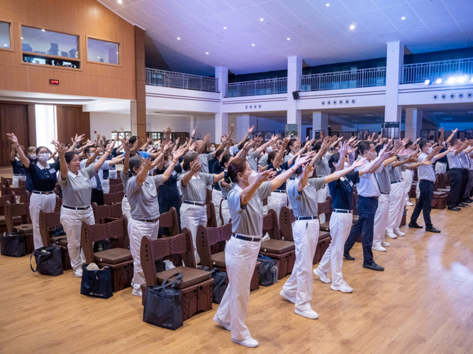 Tzu Chi volunteers perform the signed moves of the lively “Pulling the Ox Cart” song. 【Photo by Matt Serrano】