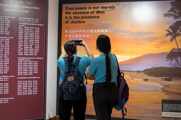 Tzu Chi scholars preserve the tour experience in pictures and memory. 【Photo by Matt Serrano】