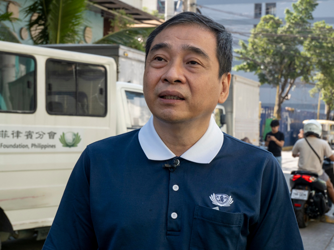 Kevin King was among the Tzu Chi volunteers who conducted a site inspection of the neighborhood in Barangay 330 a day after the fire. “Homes were totally destroyed and people were sleeping on the streets,” he says. “This is what Master Cheng Yen taught us: to extend assistance with every disaster.” 【Photo by Matt Serrano】
