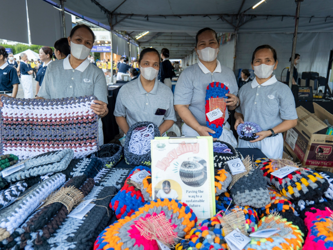 Among the eye-catching items for sale at Tzu Chi’s tent were the colorful floor mats and stool covers made from the excess material of sports socks. 【Photo by Matt Serrano】