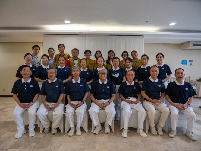 Manila volunteers together with Iloilo volunteers pose for a group photo after the home visit and panel interview evaluation of the Tzu Chi scholarship applicants. 【Photo by Jeaneal Dando】