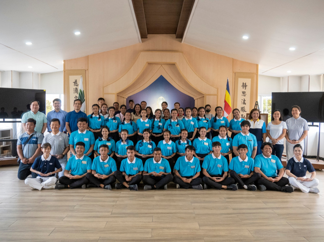 Tzu Chi Pampanga scholars, parents, volunteers, and Pampanga State Agricultural University officials pose for a group photo. 【Photo by Matt Serrano】