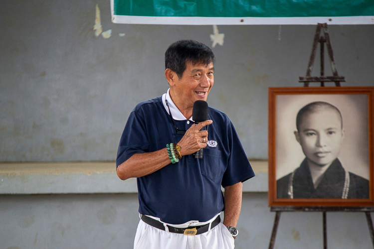 Tzu Chi Tacloban volunteer Jaime Go shares an engaging talk with Brgy. Polangi residents. 【Photo by Matt Serrano】