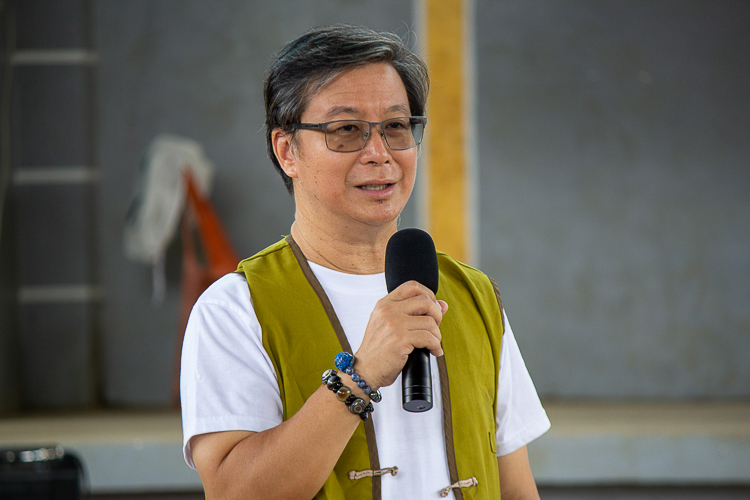 Reo Uy Diaz, President of Catarman Federation of Filipino-Chinese Chamber of Commerce and Industry, Inc. (FFCCCII) expresses heartfelt gratitude, saying, 'We're very thankful for the assistance provided to our community. I genuinely hope to see a Tzu Chi chapter established here in the future.'"【Photo by Matt Serrano】