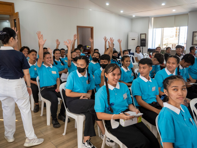 Tzu Chi Pampanga scholars actively participate in a question-and-answer game. 【Photo by Matt Serrano】