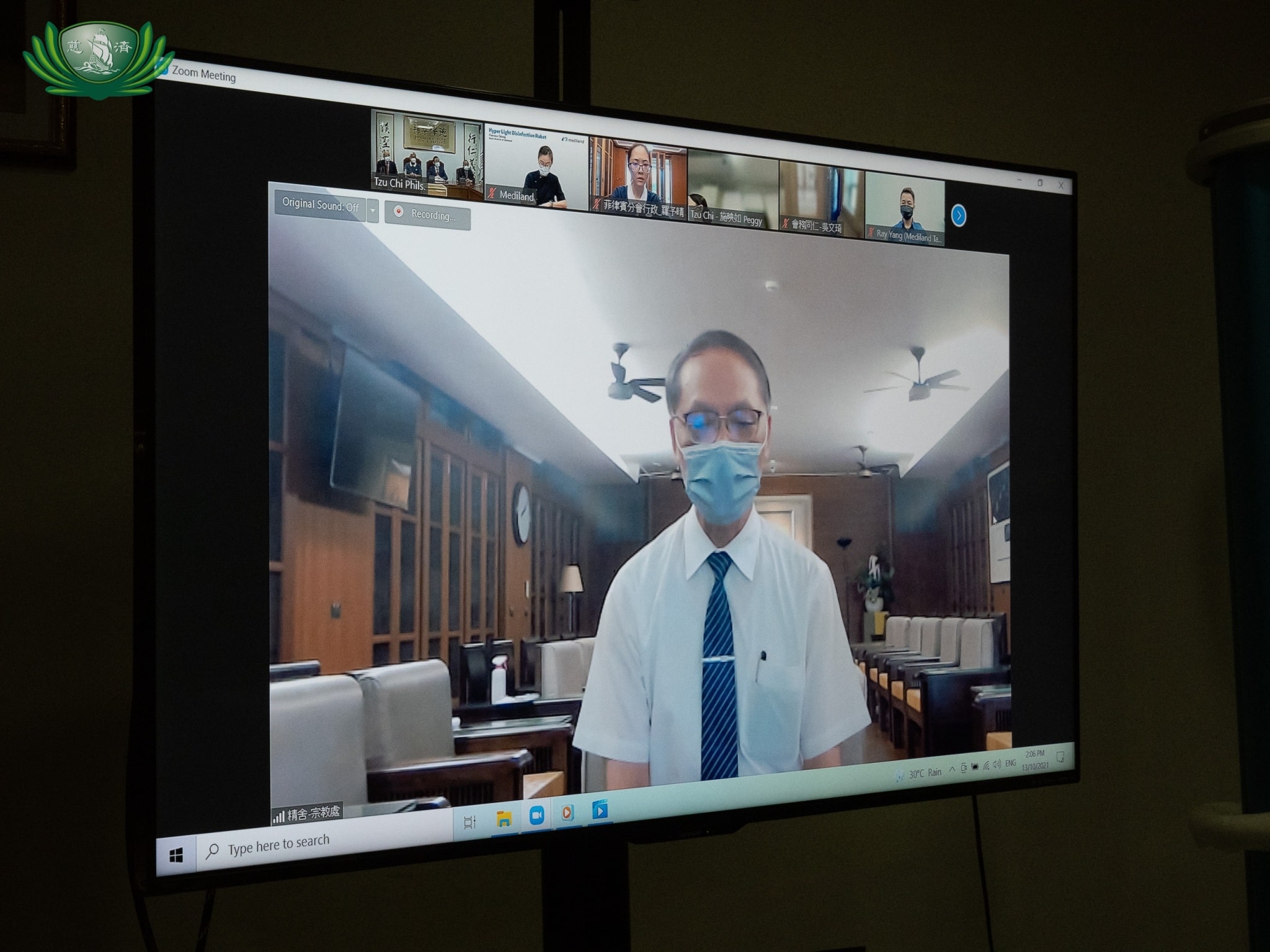 The turnover of the donated Hyper Light Disinfection Robot was live-streamed in Tzu Chi’s main office in Taiwan. 【Photo by Jeaneal Dando】