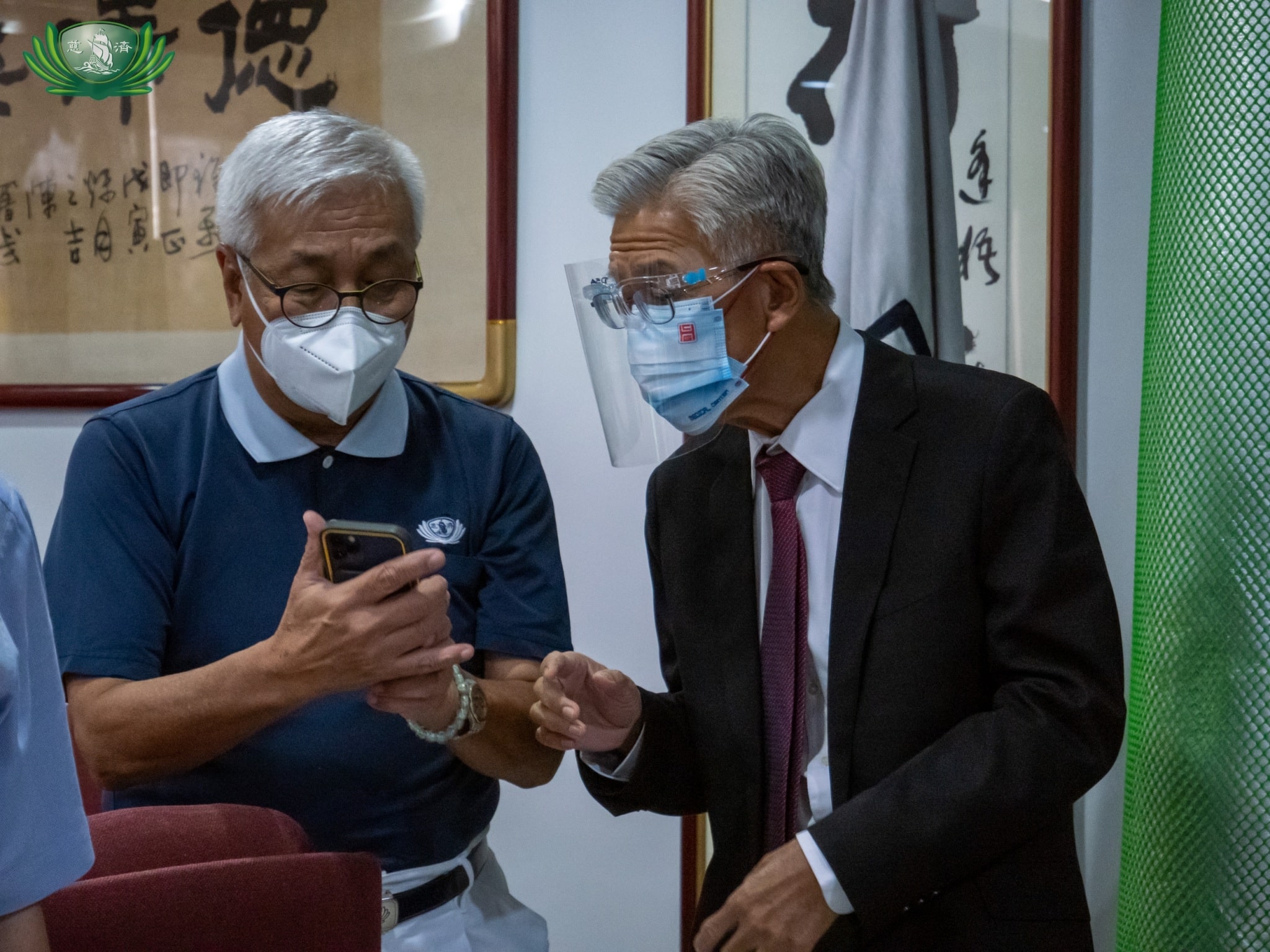 Tzu Chi Philippines CEO Henry Yuñez (left) with General Hospital and Medical Center Medical Director Dr. Samuel Ang【Photo by Jeaneal Dando】