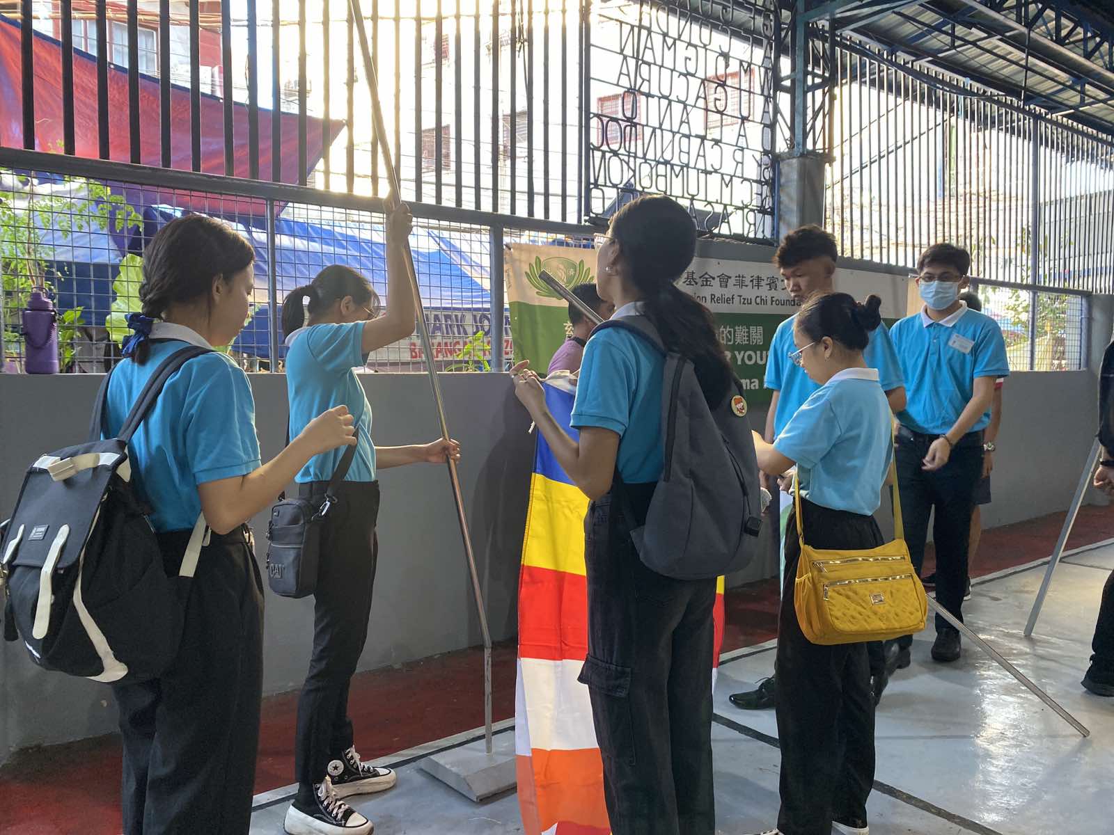 As part of their community service, Tzu Chi scholars take on various tasks in the Tondo fire relief distribution.