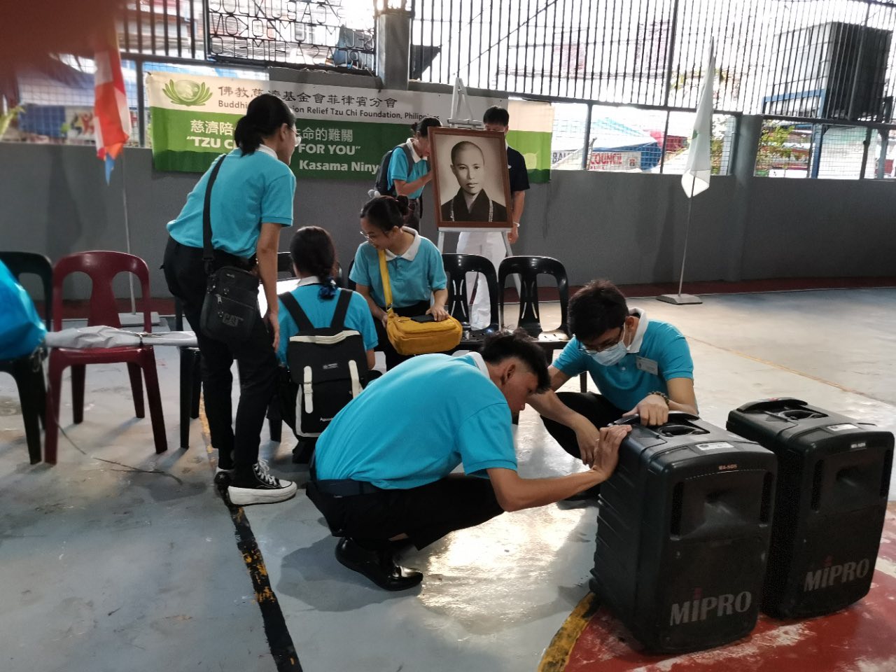 As part of their community service, Tzu Chi scholars take on various tasks in the Tondo fire relief distribution.