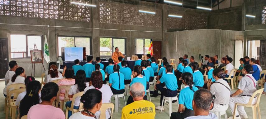 Bureau of Fire Protection Palo FO1 Rainier Cyril Pelingon draws on experience and expertise in his lecture on the guidelines and protocols for fire prevention, early detection, and effective response strategies. 【Photo by Tzu Chi Palo】