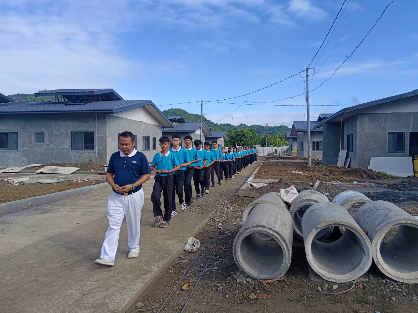 Tzu Chi Palo Coordinator Randy Militante leads Tzu Chi scholars to the Tzu Chi Great Love Hall, venue of the March 24 Humanity Class. 【Photo by Tzu Chi Palo】