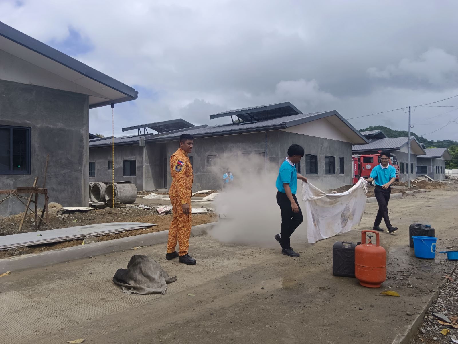 Bureau of Fire Prevention Palo officers conduct a simulated fire emergency scenario that gave Tzu Chi scholars and Great Love villagers hands-on experience on how to put out a fire. 【Photo by Tzu Chi Palo】