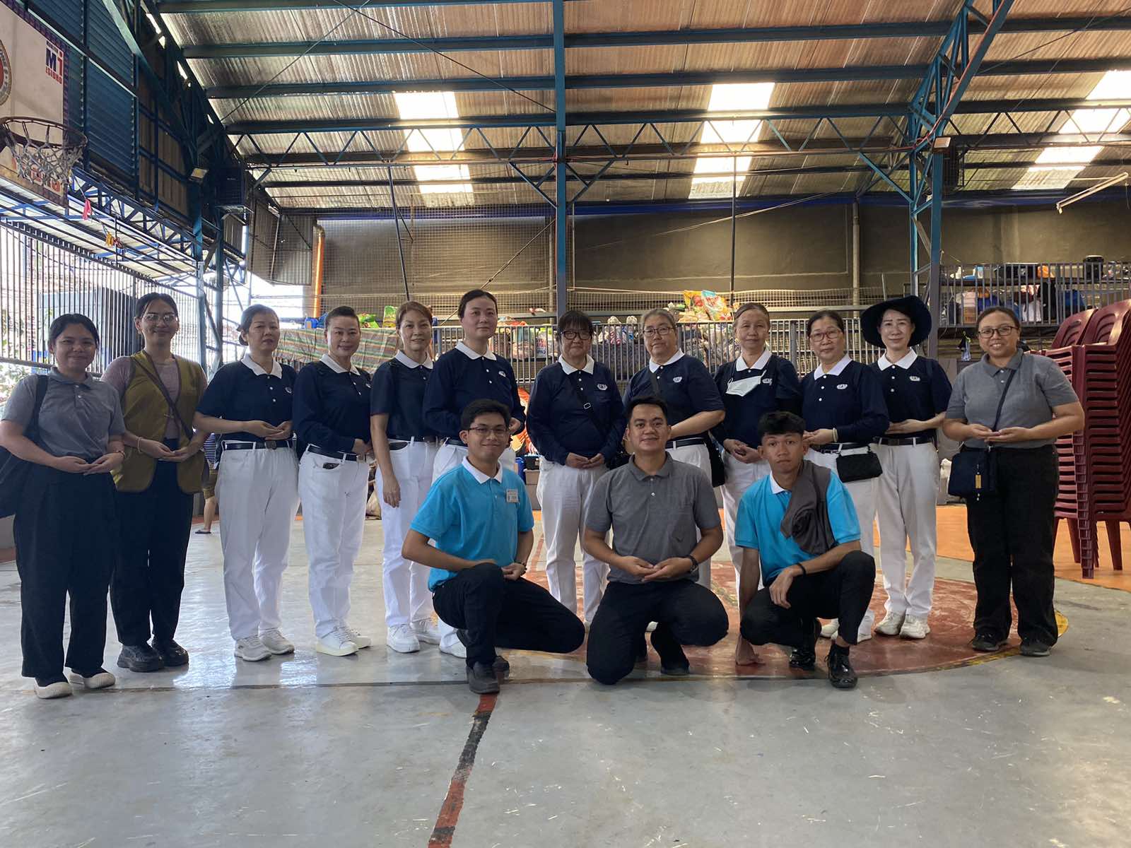 In his first time to participate in a relief distribution, Tzu Chi scholar Orvie Prepole (squatting, first from left) was happy to help ease the sadness and hardships of fire victims. “Especially during Tzu Chi prayers,” he says. “I could see that they were moved to tears. If that happened to me, I wouldn’t know what to do.” 