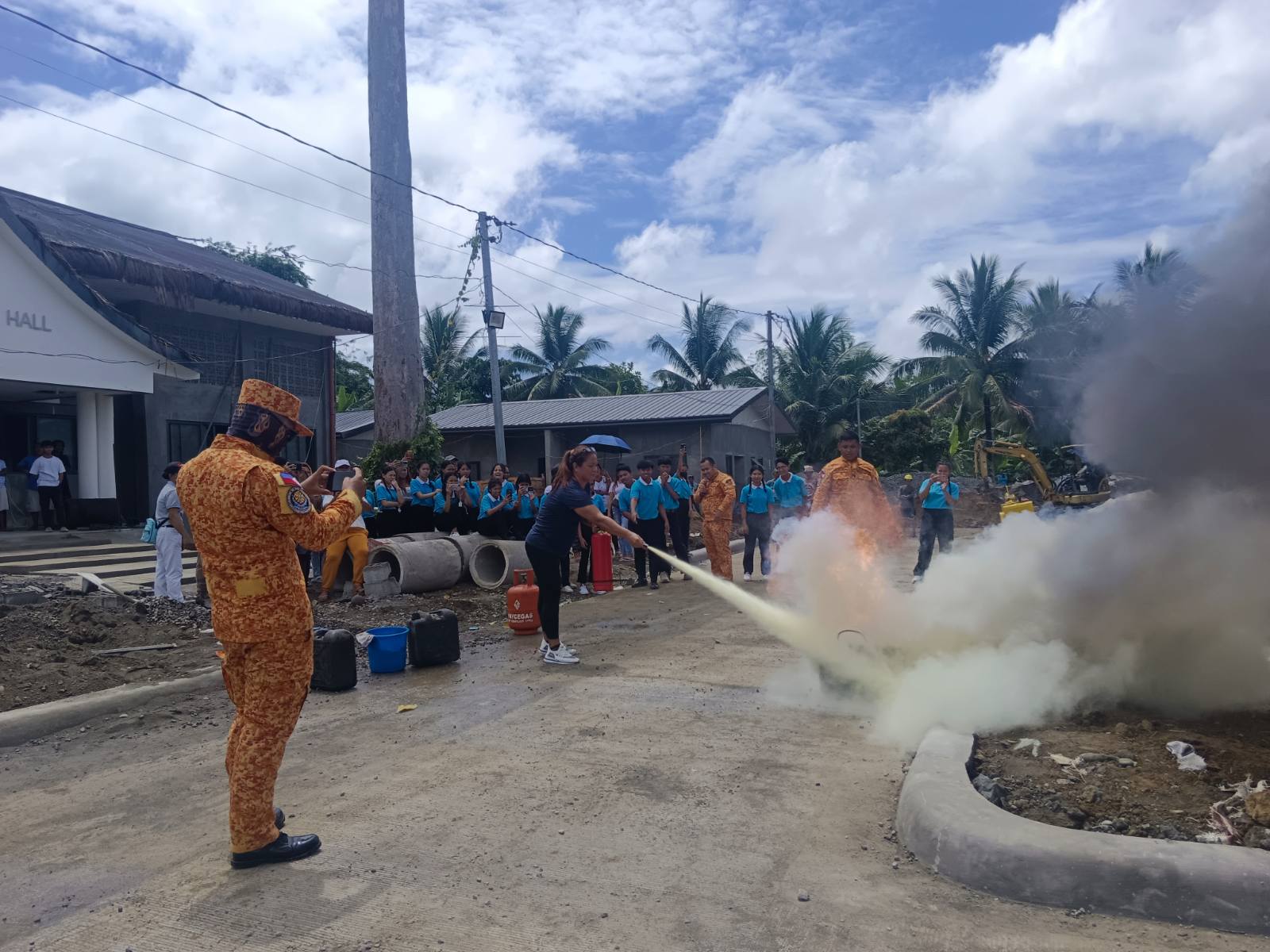Bureau of Fire Prevention Palo officers conduct a simulated fire emergency scenario that gave Tzu Chi scholars and Great Love villagers hands-on experience on how to put out a fire. 【Photo by Tzu Chi Palo】
