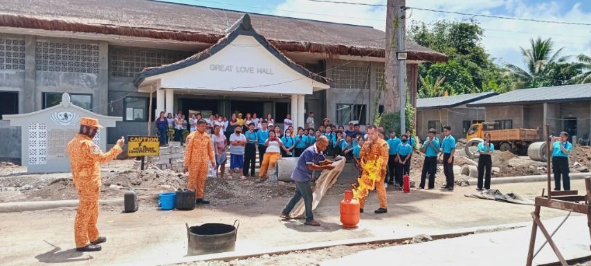 Bureau of Fire Prevention Palo officers conduct a simulated fire emergency scenario that gave Tzu Chi scholars and Great Love villagers hands-on experience on how to put out a fire. 【Photo by Tzu Chi Palo】